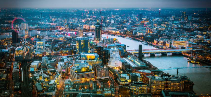 Londen skyline bij schemering