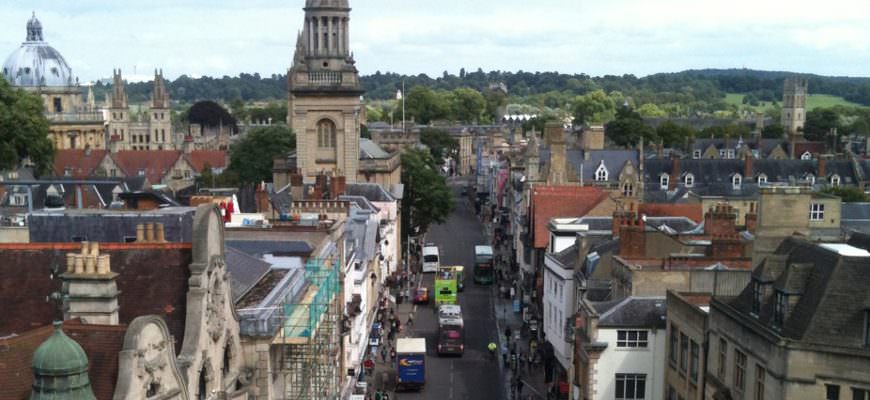 Uitzicht over Oxford's High Street vanaf de Carfax Tower