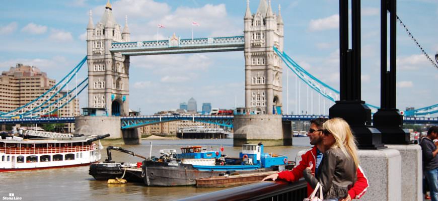 Stel bij de Londen Tower Bridge