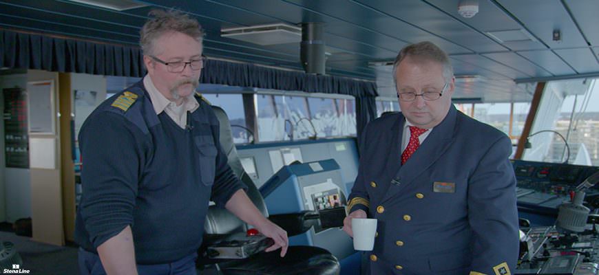 Kapitein Jan Sanborn en 1st engineer Thomas Ståhle op de brug van Stena Scandinavica