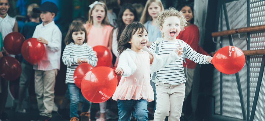 Blije kinderen met ballonnen