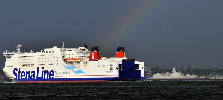 Stena Germanica met regenboog