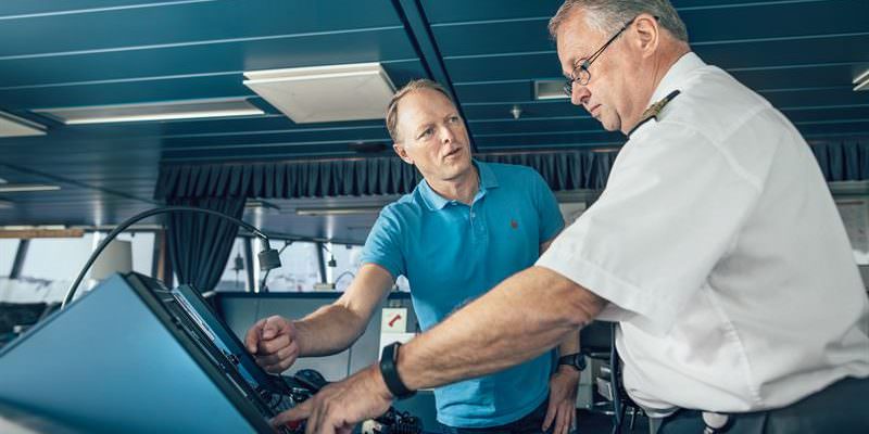 Stena Line's Head of AI Lars Carlsson en Senior Master Jan Sjöström bespreken het nieuwe AI-model aan boord van Stena Scandinavica.