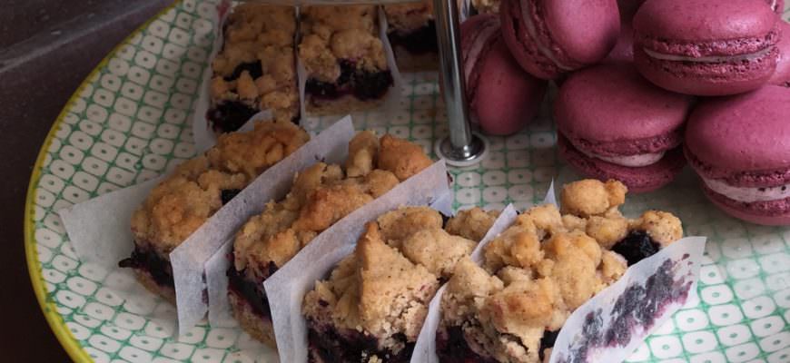 Macarons en Bosbessen kruimeltaart voor bij Zweedse gluhwein-blossas glogg