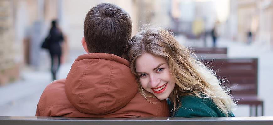Stel date op bankje