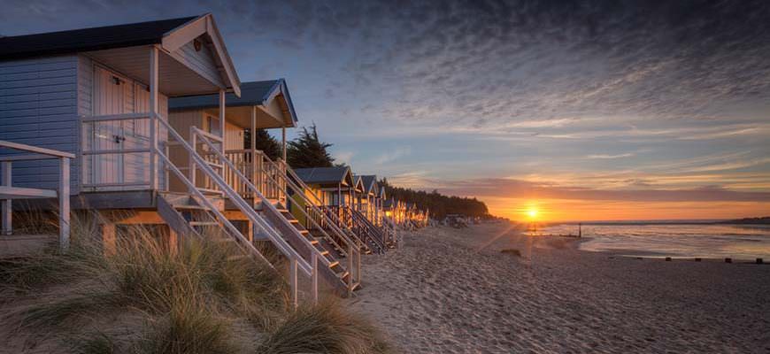 Strandhuisjes bij zonsondergang in Wells-next-the-sea in Noord Norfolk