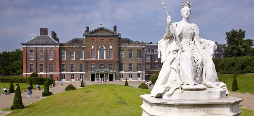 Beeld Queen Victoria bij Kensington Palace