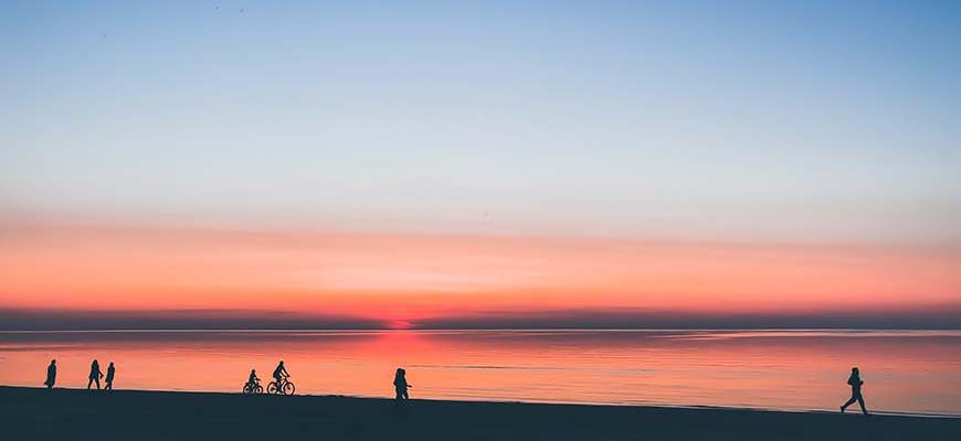 Het strand van Ventspils in Letland bij zonsondergang