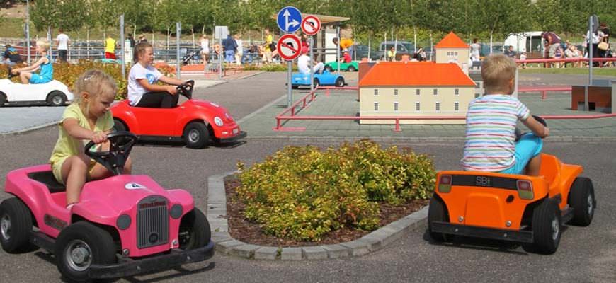 Autorijschool verkeersdorp Assen in Adventure Park Ventspils te Letland