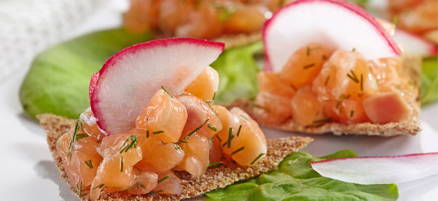 Zalmtartaar op knäckebröd